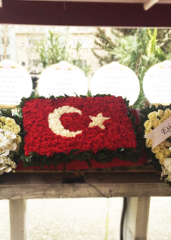 Türk Bayrağı Şeklinde Çiçek
